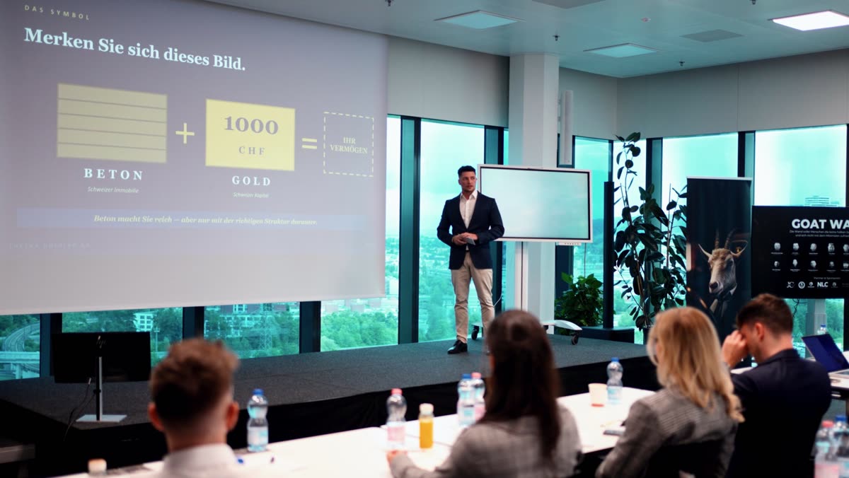 Adin Ikanovic auf der Bühne mit Präsentation