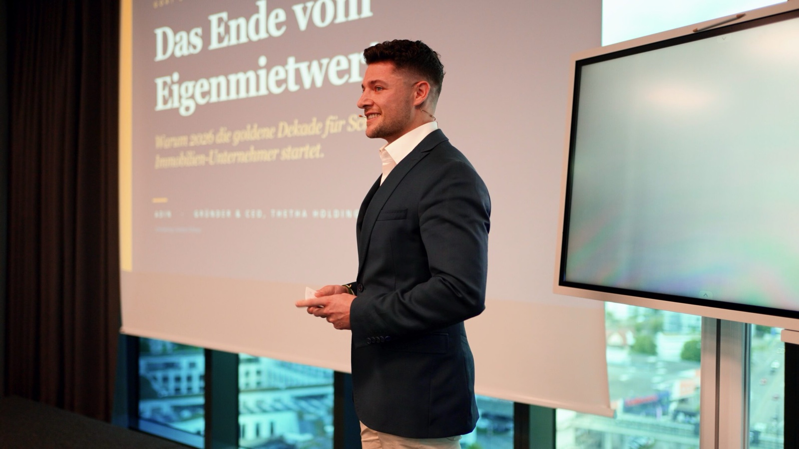Adin Ikanovic bei seiner Keynote als Gründer und CEO der THETA Holding AG
